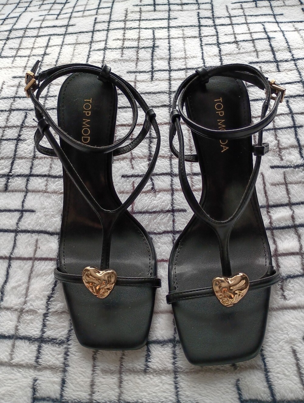 Top Moda Size 7 Black Strappy Heel Sandals with Gold Heart Accent NWOT